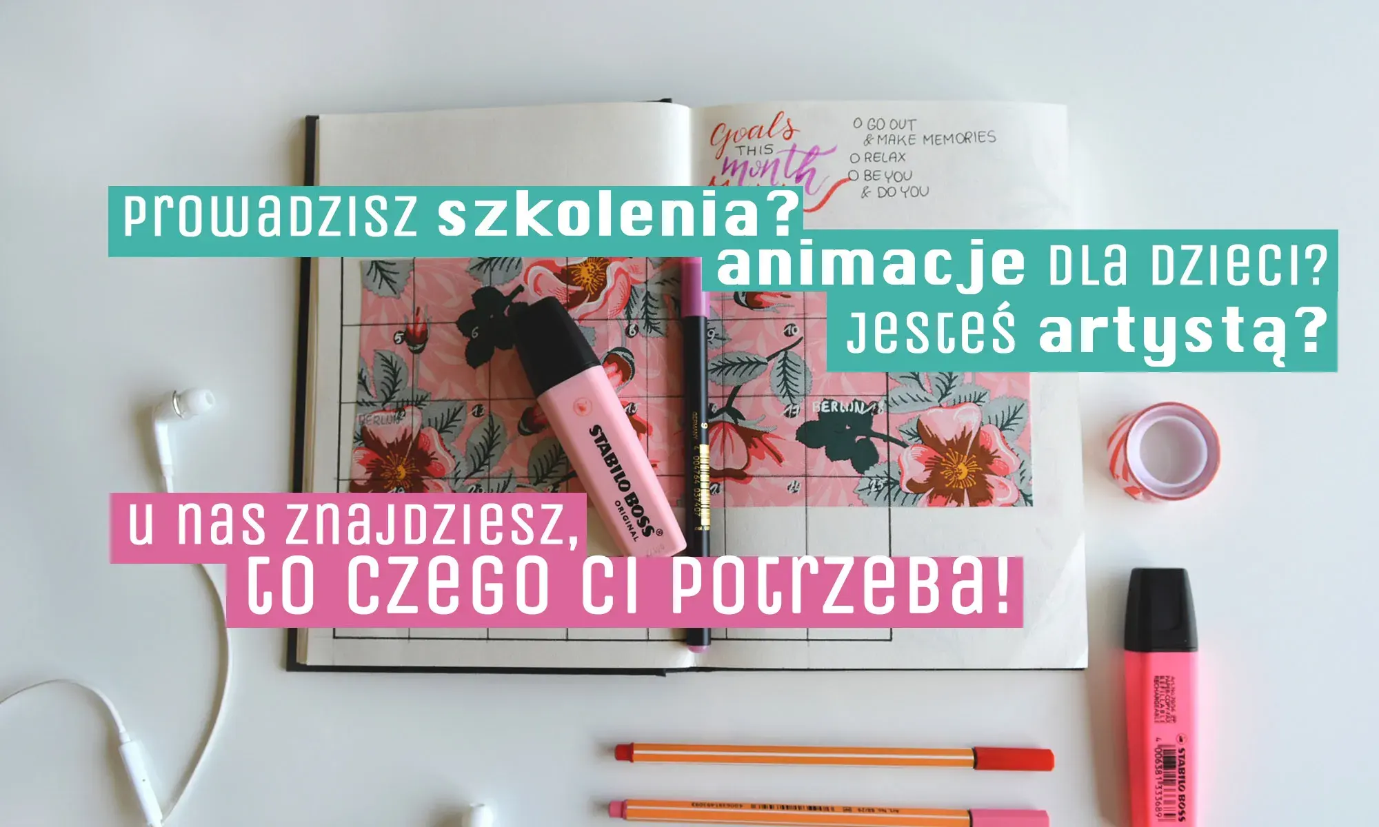 Notes z długopisami, zakreślaczami i tekstem: u nas znajdziesz, to czego ci potrzeba.